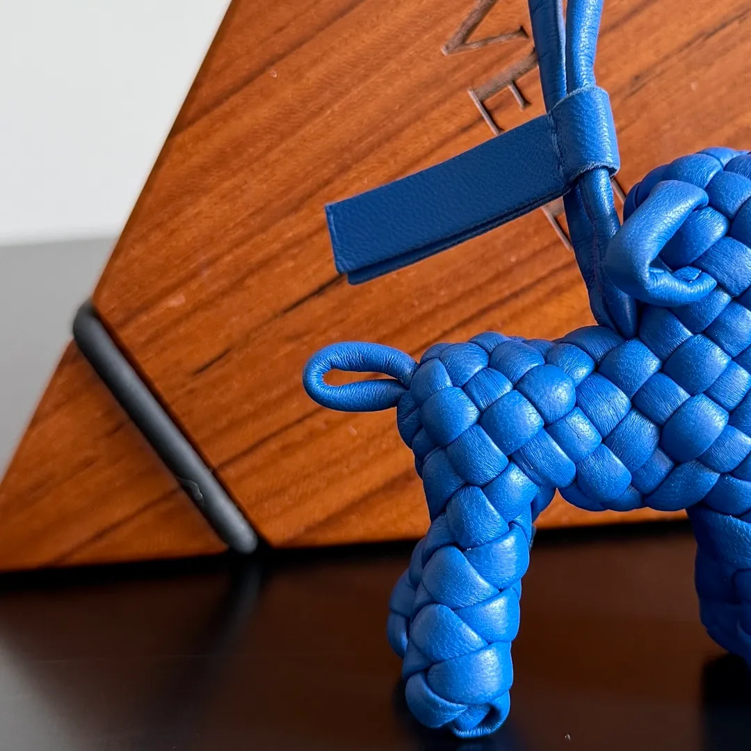Batch 540 BOTTEGA VENETA2025 new puppy-shaped pendant braided puppy is now online😎The leather braided puppy-shaped pendant can be hung on any handbag, and it is as cute, delicate and colorful as it matches with a bag. Cute and cute, it will touch your heart at any time. It can be hung on bags or keychains. Who can resist such a cute puppy? Style number: 807068